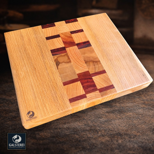 Stirnholz trifft Längsholz Exklusives Manufaktur Servierbrett Schneidebrett mit klaren Formen Esche Walnuss Padouk Buche No.11