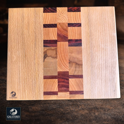 Stirnholz trifft Längsholz Exklusives Manufaktur Servierbrett Schneidebrett mit klaren Formen Esche Walnuss Padouk Buche No.11