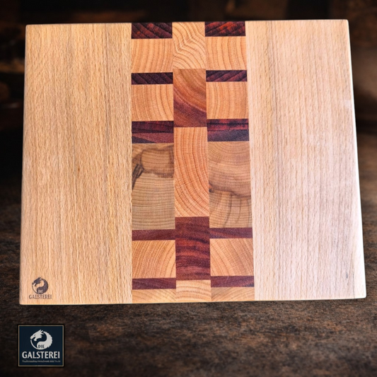 Stirnholz trifft Längsholz Exklusives Manufaktur Servierbrett Schneidebrett mit klaren Formen Esche Walnuss Padouk Buche No.11